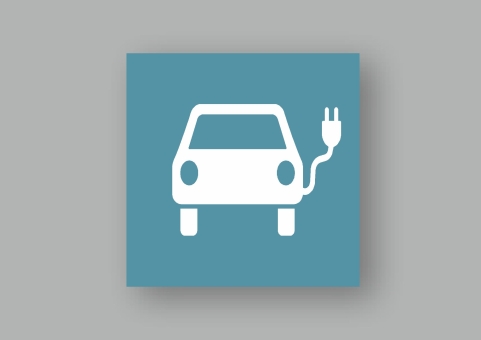 PREMARK® E-Auto-Symbol weißes Fahrzeug mit Stecker auf hellblauem Grund 